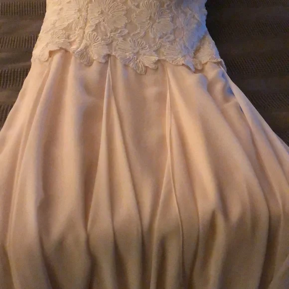 Bergdorf Goodman Carmen Marc Valvo white and cream dress with custom made shawl. - Picture 3 of 5